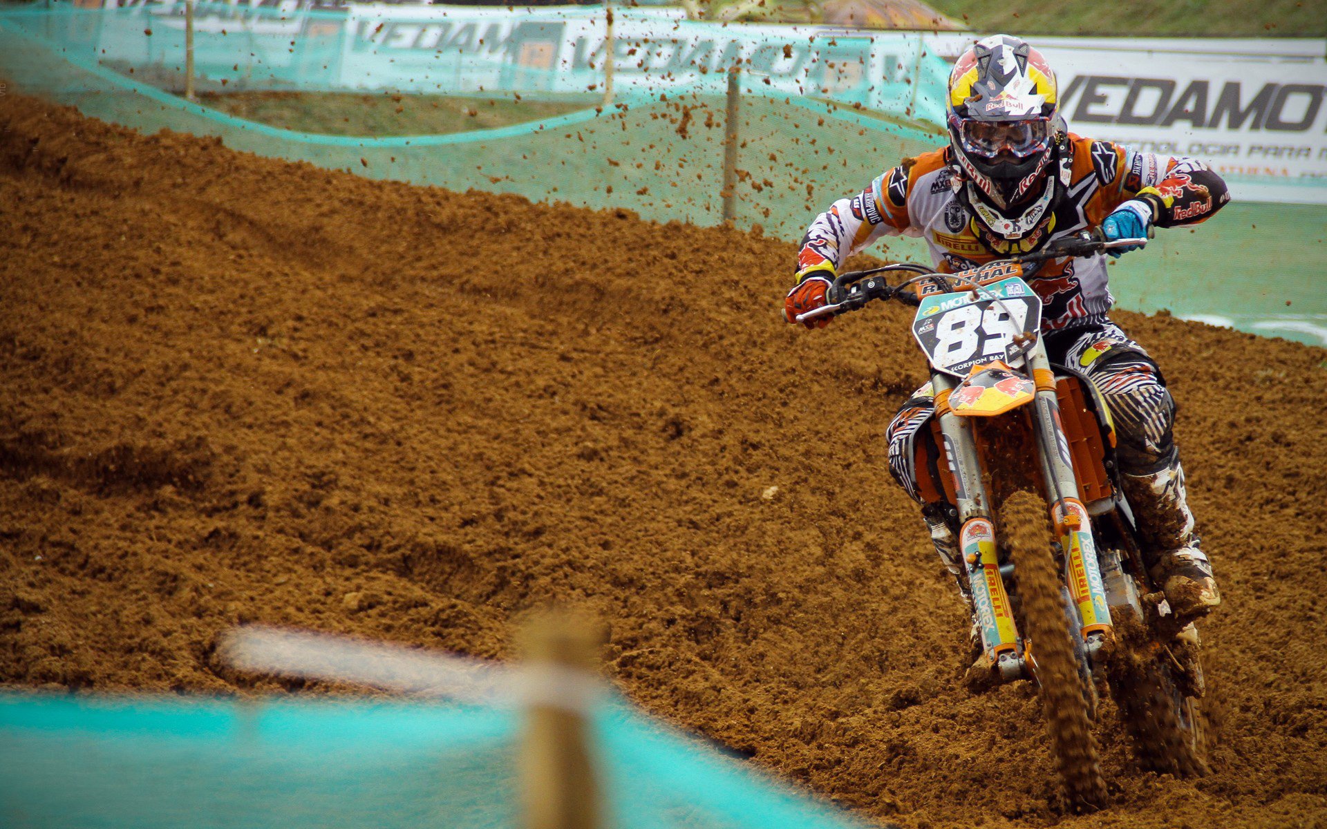 “宽板滑水：马鞍山赛场展现水面上的高空飞跃”